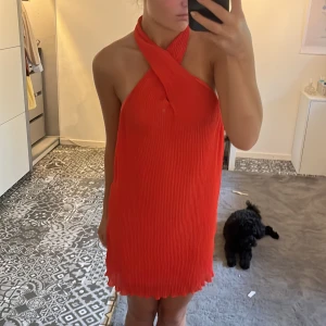 röd klänning med öppen rygg  - super fin men kommer tyvärr inte till användning! använd endast 1 gång 🩷