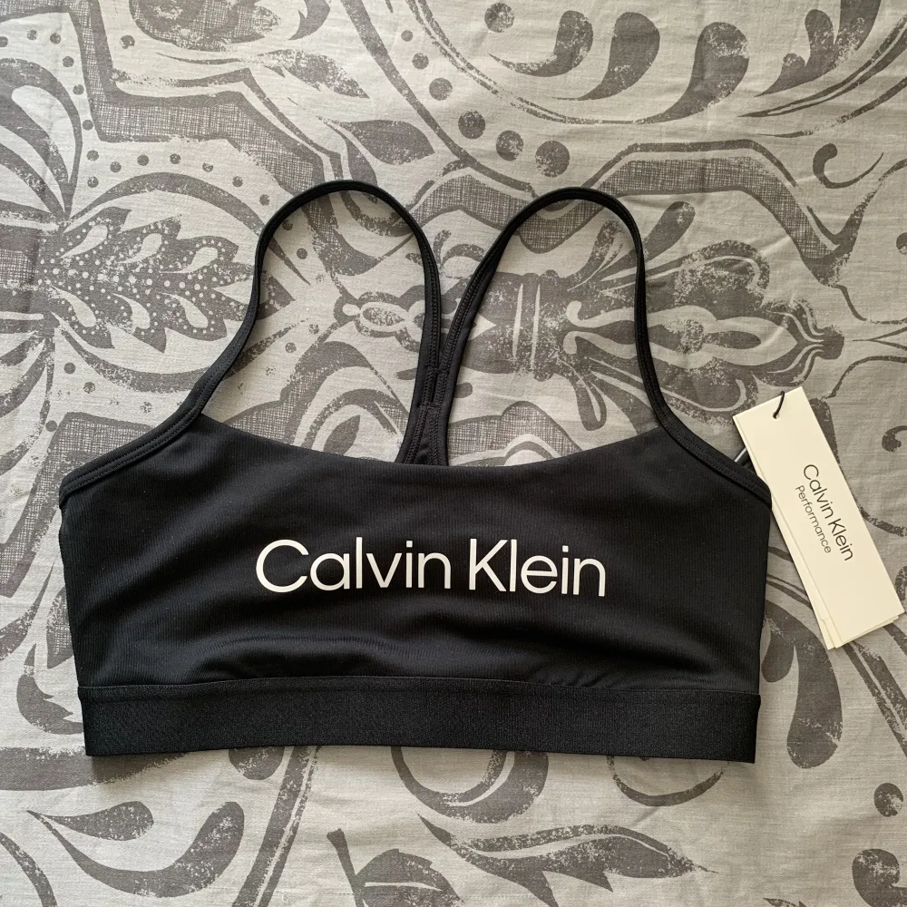 En helt oanvänd sportbehå från Calvin Klein i storlek S. Nypris 399 kr.. Övrigt.