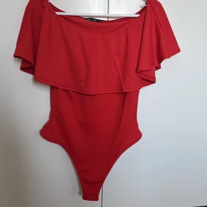 Röd body från Nelly  - säljer en röd off shoulder body från Nelly i storlek S 