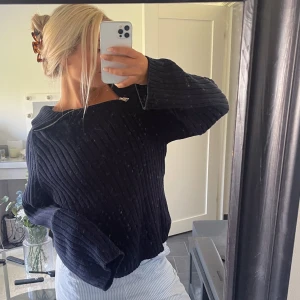 Stickad tröja - Stickad marinblå tröja från Zara! Stolek S men är lite oversize i modellen! Så snygg🤍