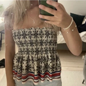 Topp zara - Säljer denna snygga toppen från zara, så fint skick! (Första bilden är lånad)❤️‍🔥