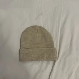 Beige mössa - En beige mössa som aldrig har används 