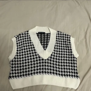 Sweather vest  - En sweather vest från pretty little things som knappt har använts. 