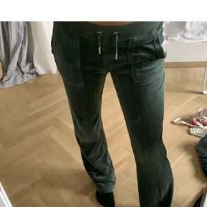 Gröna juicy byxor   - Säljer dessa då dom inte kommer till användning. Stl xs passar s ocxå. 