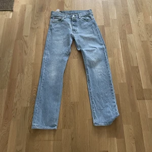 Ljusblå levi’s jeans 501  - Ljusblåa 501:or som är i storlek 30/32