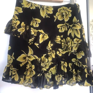 Volangkjol - Volangkjol från Bikbok i storlek 36 som ej finns att köpa längre. 