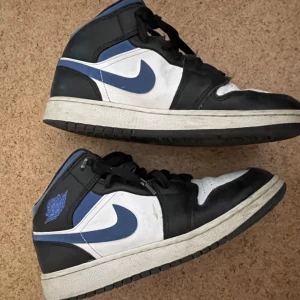 svartblå mid jordans - Svartblåa mid jordans. bra skick men bara lite smutsiga men självklart går det bort med  vatten! Om ni vill att ja tvättar de åt er kostar det 30 extra Mötas malmö annars är ni ansvarig för frakt 📮🔥🫶🏽 äkta och köpta i dubai mall, billigt. Ordpris runt 1499