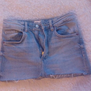 Jeanskjol - Jättefin jeanskjol från zara som tyvärr inte kommer till användning🩷