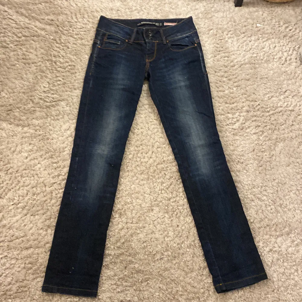 Säljer mina lågmidjade zara jeans pågrund av att dom är förstora för mig! Köpt på secondhand men har aldrig använts då dom är förstora!😊Säljs inte längre i butik, köpta för något år sen!💖😁 kontakta om ni har några frågor!❤️‍🔥🫶🏻⭐️✨. Jeans & Byxor.