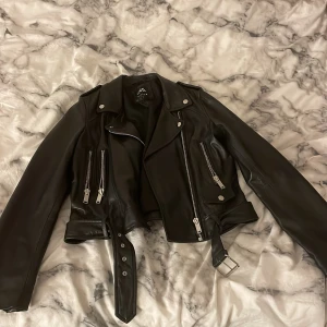Skinnjacka  - Jag säljer dena skinjackan från zara i storlek M men passar mig som e S. Jag köpte den för 1000kr men säljer den för 600