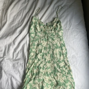 Grön klänning från mango - Jättefin aldrig använd