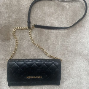 Väska/plånbok Michael Kors - Väska/plånbok med avtagbar axelrem från Michael Kors. Toppskick