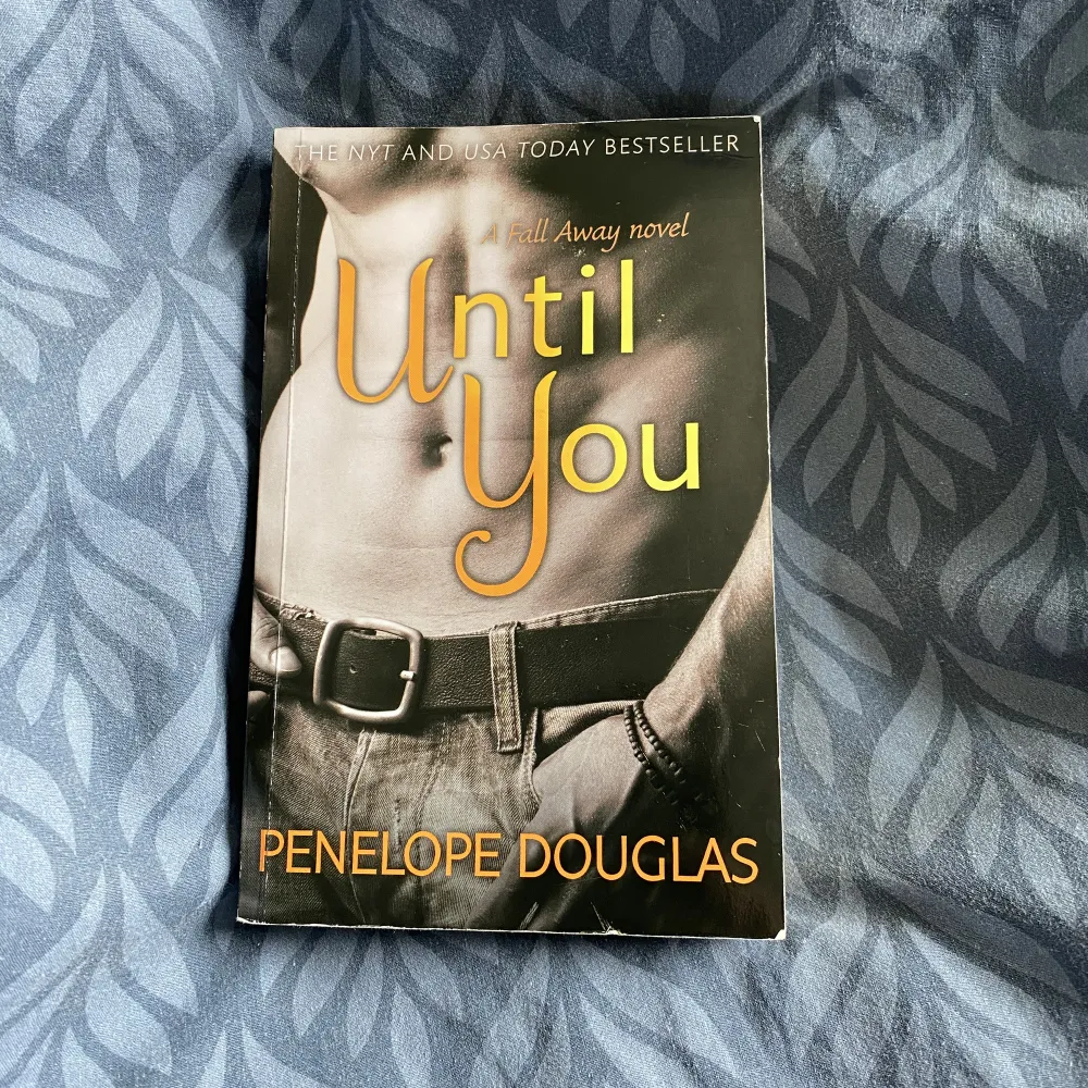 Until you av Penelope Douglas, endast läst en gång, ryggen på den är lite knäckt. Övrigt.