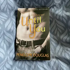 Until you av Penelope Douglas, endast läst en gång, ryggen på den är lite knäckt