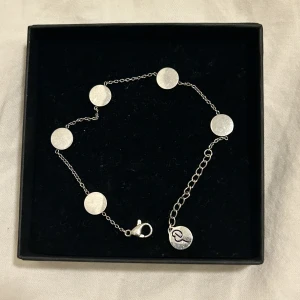Silverarmband edblad - Har haft armbandet i ungefär 1år men använder ej silversmycken så det är knappt använt och även därför jag säljer det✨💓
