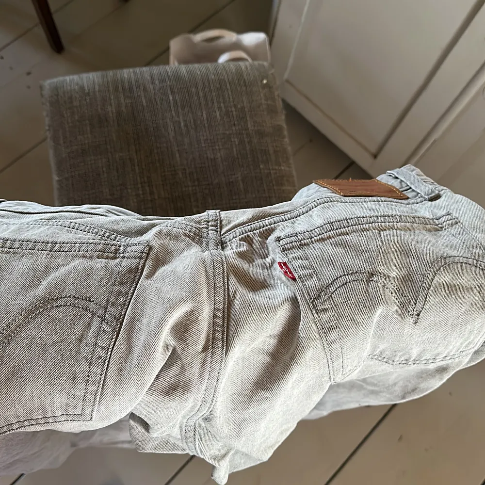 Ett par gråa Levis jeans som är i väldigt bra skick! De är i storlek w31 och L30 och jag säljer den för de inte används mer!  . Jeans & Byxor.
