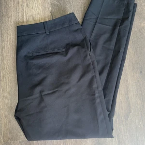 Svarta kostymbyxor  - Helt nya och oanvända kostymbyxor från Dorothy Perkins.   Rensar ur min garderob med för mycket som hänger oanvänt 🌼 Kika och se om du ser något mer i min profil som du gillar så skickar jag med det till dig också!😊 