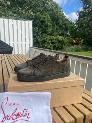 Christian Louboutin Bruna - Christian Louboutin Brown - Size: 42,5 fits 43/43,5 - Condition: 8,5/10  - Price: 3500kr Kommer med dustbag och med box! 