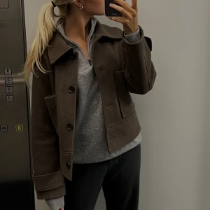 Kort kappa  - Populär perfekt kort kappa från Kappahl i brun. Den är varsamt använd och i bra skick. Slutsåld i butik. Brukar säljas väldigt snabbt!!  ⚡️  Säljer då jag har för många jackor redan. 