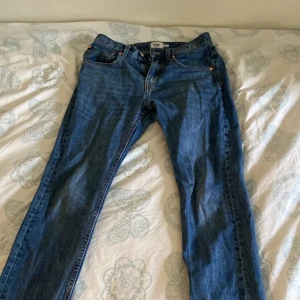 Bra Jeans från Lager157 - Mörkblåa jeans i bra skick från lager 157. Model är new classic och storlek är W31 och L30