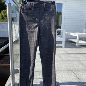 Rutiga kostymbyxor  - Grå rutiga kostymbyxor m fickor bak. Endast testade. Märket cappuccino, tjockare i materialet🤍