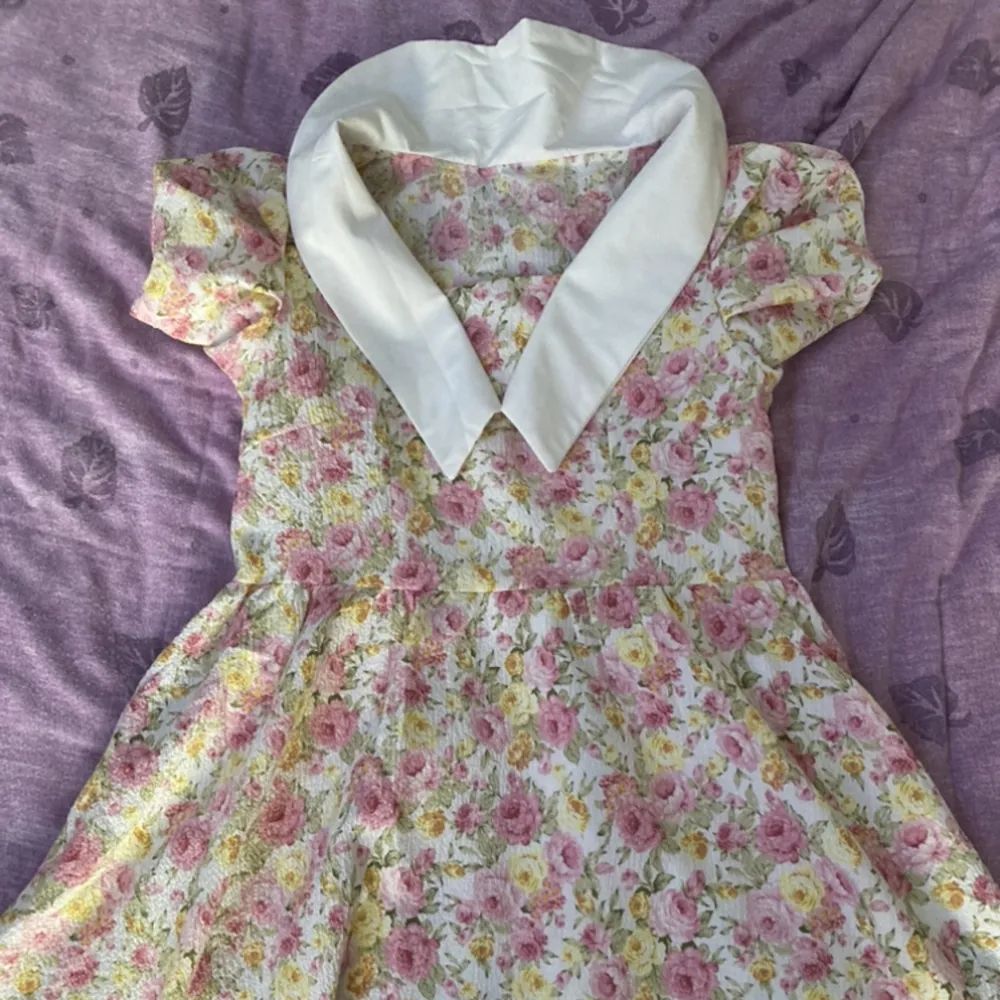 En vintage klänning som tyvärr aldrig kommer till användning, så den är i nyskick. Man får en riktig picknick vibe från den🫶 Dragkedja vid sidan finns, synlig i bild 3.. Klänningar.