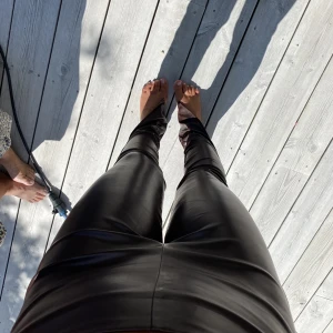 Bruna skinnbyxor - Tajta skinnbyxor som formar kroppen. De har en slits nertill🫶🏽Använda förtal gånger! (Jag är 163 cm)