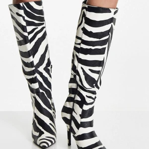 Zebra boots - Helt nya boots som jag aldrig använt! Storlek 39. Helt i nyskick! Köpta för 610kr! Säljer för 350kr! 