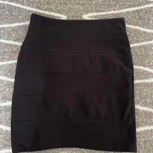 Mini kjol - Söt kort kjol med ”streck. Skulle säga stl xs