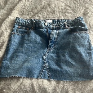 Jeanskjol Ginatricot  - Jättefin kjol från ginatricot som jag enbart provat men jättefin på! Helt i nyskick 