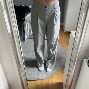 Kostym byxor - Säljer dessa gråa vida kostym byxor. I topp skick då de används endast 1 gång. Säljer pga att det inte riktigt är min stil längre.  Köpare står för frakten