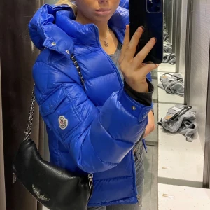 moncler jacka - intressekoll på min sviiin snygga och populära moncler ”Maya” vinterjacka💙😍 Strl 14, skulle säga att den passar xs-s. Första bilden är lånad men de andra är mina🫶🏼 Hör av er vad ni kan tänkas betala!! Inga skambud, jag släpper den inte för under 5000kr🤍
