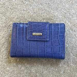 En hyfsat stor och blå plånbok som knappt är använd! Super fin och perfekt till många olika tillfällen! 