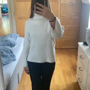 Stickad tröja - Tröjan är lite stor i storleken men är i bra skick. Endast använd fåtal gånger. Köpt förra vintern men får ingen användning av den. Skriv frågor och om fler bilder vid intresse.