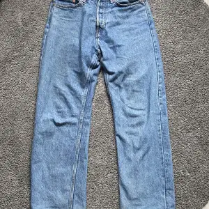 Säljer mina Weekday jeans space relaxed straight jeans i färgen 90s blue. Byxorna är i nyskick skriv för mer bilder och prisförslag.