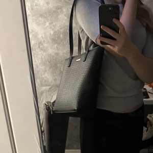 väska - Snygg väska från Vezzano som aldrig har används💕