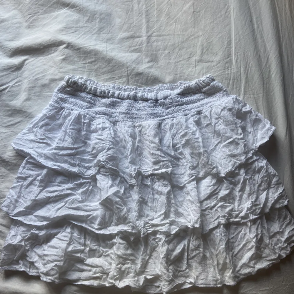 Vit volang kjol från H&M, bra skick, säljer för den är för liten. Skriv för fler frågor eller bilder💞. Kjolar.