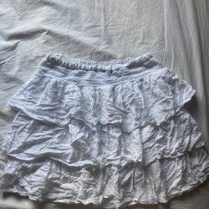 Vit volang kjol från H&M, bra skick, säljer för den är för liten. Skriv för fler frågor eller bilder💞
