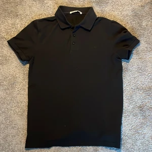 Piké, Tiger of Sweden - Tiger of Sweden piké i storlek S. Inköpt för 650 för ett år sen men sparsamt använd då den egentligen är för liten för mig. Tröjan är i nyskick. Finns att hämta i Mölndal.