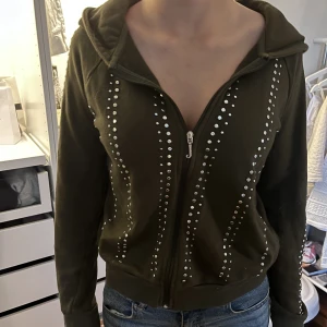 Juicy tröja - Säljer min sjukt snygga tröja från juicy couture med nitar! Bra skick. Kom med frågor vid funderingar. 