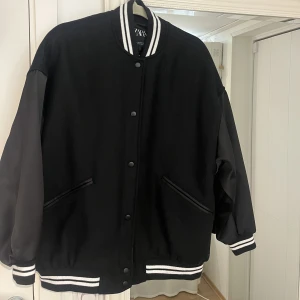 Zara College jacka svart - Hej! Säljer en college jacka som jag köpte ifrån zara för ungefär 3 månader sedan! Har använt jackan två gången så den är i nyskick! Hör av dig om du har några frågor! OVERSIZED! 
