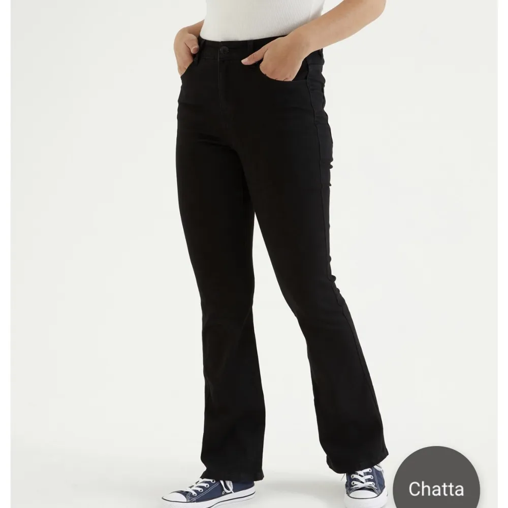 Ett par svarta midwaist bootcut jeans, använda men i bra skick nypris 499kr. Jeans & Byxor.