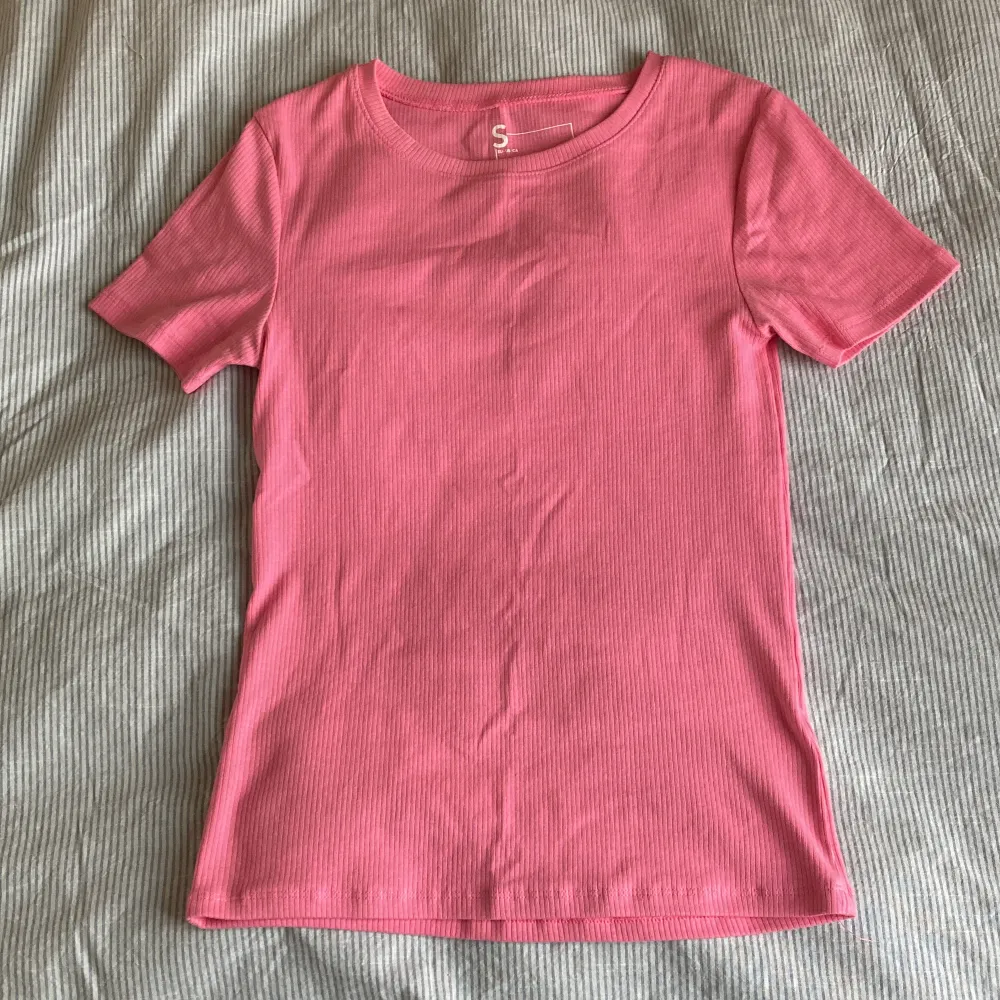 Fin rosa t-shirt i ribbat material i storlek S men passar M💕. T-shirts.