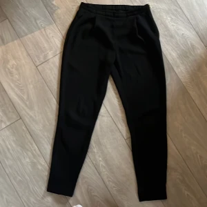 Lindex kostymbyxa  - Lindex kostymbyxa  Guldig dragkedja på sidan med en extra knapp på insida av byxa.  Nypris 599kr 