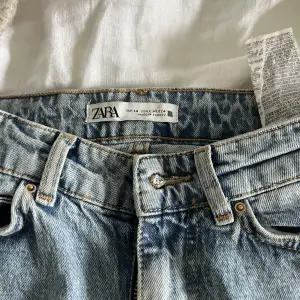 Högmidjade straight leg jeans från zara! Köptes för 500 för 2 år sedan och säljer dom för 200kr 💕 vill gärna bli av med dom!