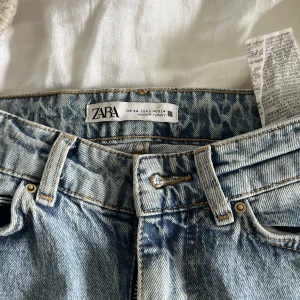 Jeans - Högmidjade straight leg jeans från zara! Köptes för 500 för 2 år sedan och säljer dom för 200kr 💕 vill gärna bli av med dom!