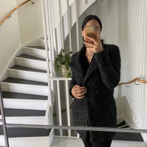Kappa - Säljer min supergulliga ull kappa då den inte kommer till användning längre tyvärr.. en gamla favorit dock❤️ Nyskick. Ordinarie pris: 899 kr Dm för mer info och diskution av pris🥰 Packetpris med den gråa kappan: 550kr