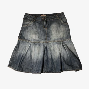 jeanskjol - den perfekta jeanskjolen som inte passar på mig 😡