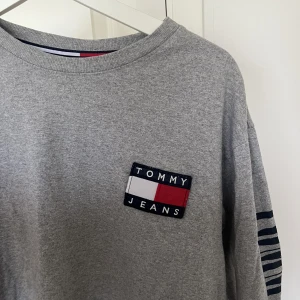 Tommy Jeans - Säljer denna tröja från Tommy jeans, stl M herrstorlek. Mycket bra skick