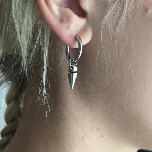 Örhängen  - Örhängen i rostfritt stål. Säljs i par Frakt 15kr (inte spårbar)
